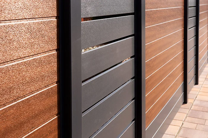 Moderner Gartenzaun aus Holz und Metall